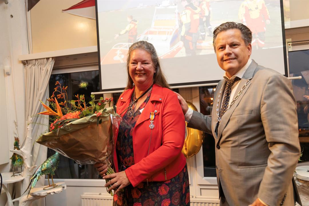 Vrijwilliger Angélique Vandenbroek en locoburgemeester René Assendelft